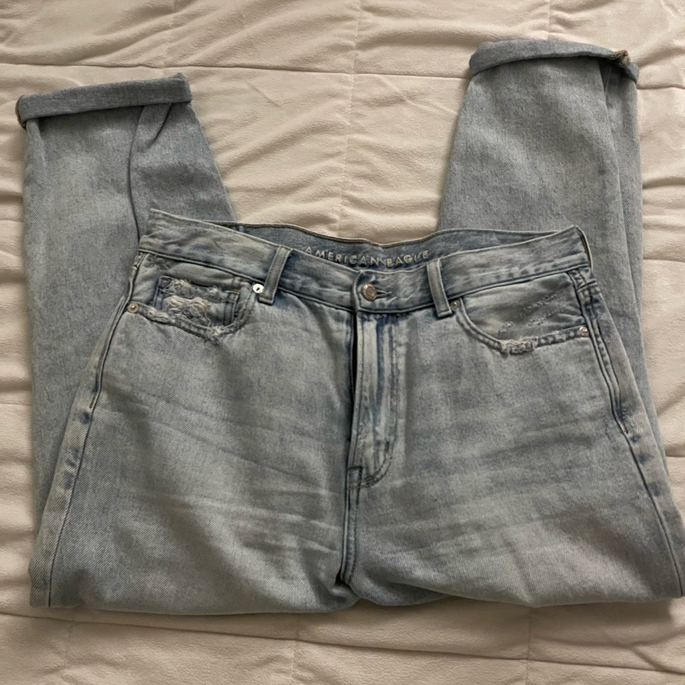 AMERICAN EAGLE MOM JEANS
